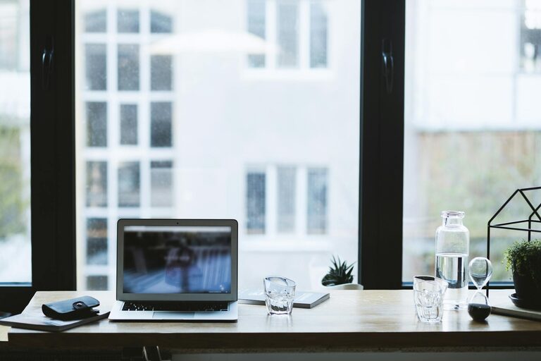 Les meilleures astuces pour organiser un espace de travail à la maison efficace et agréable